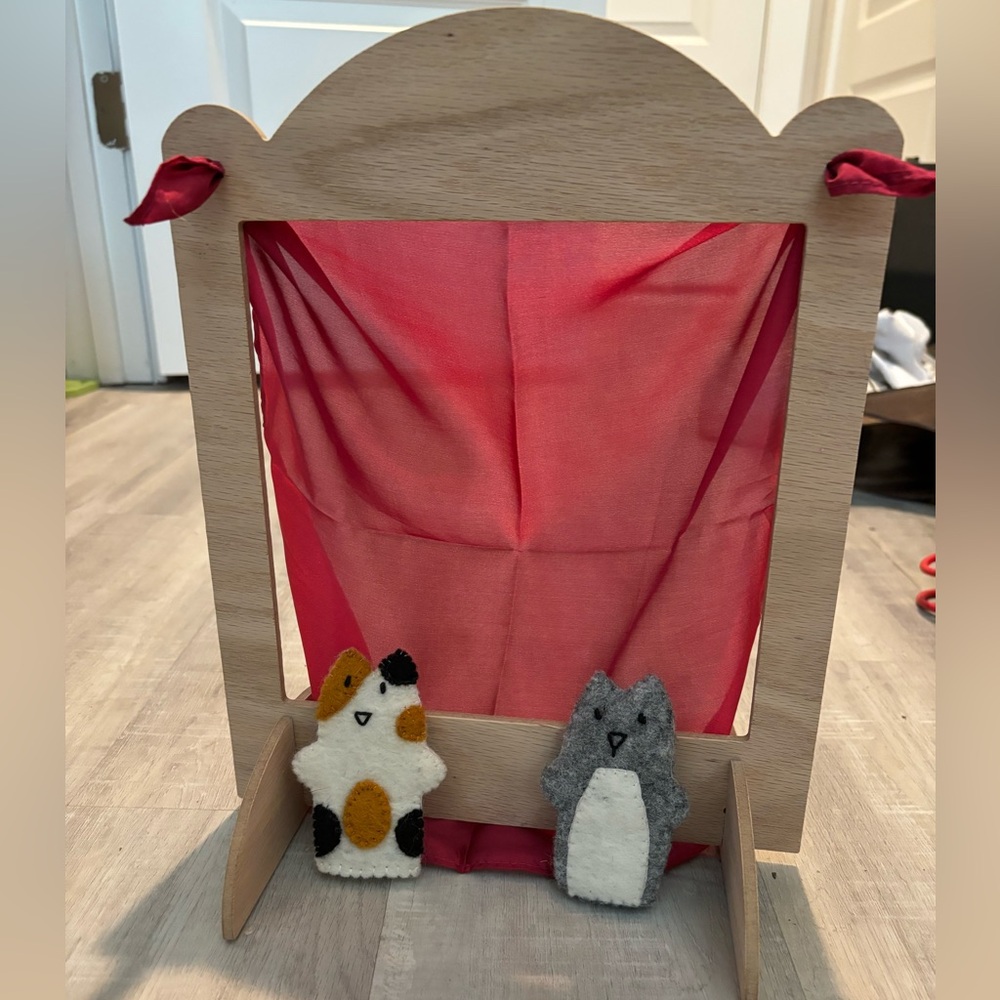 Sarah’s Silks Finger Puppet Theatre